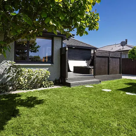 Mm Villa - Christchurch Holiday Home